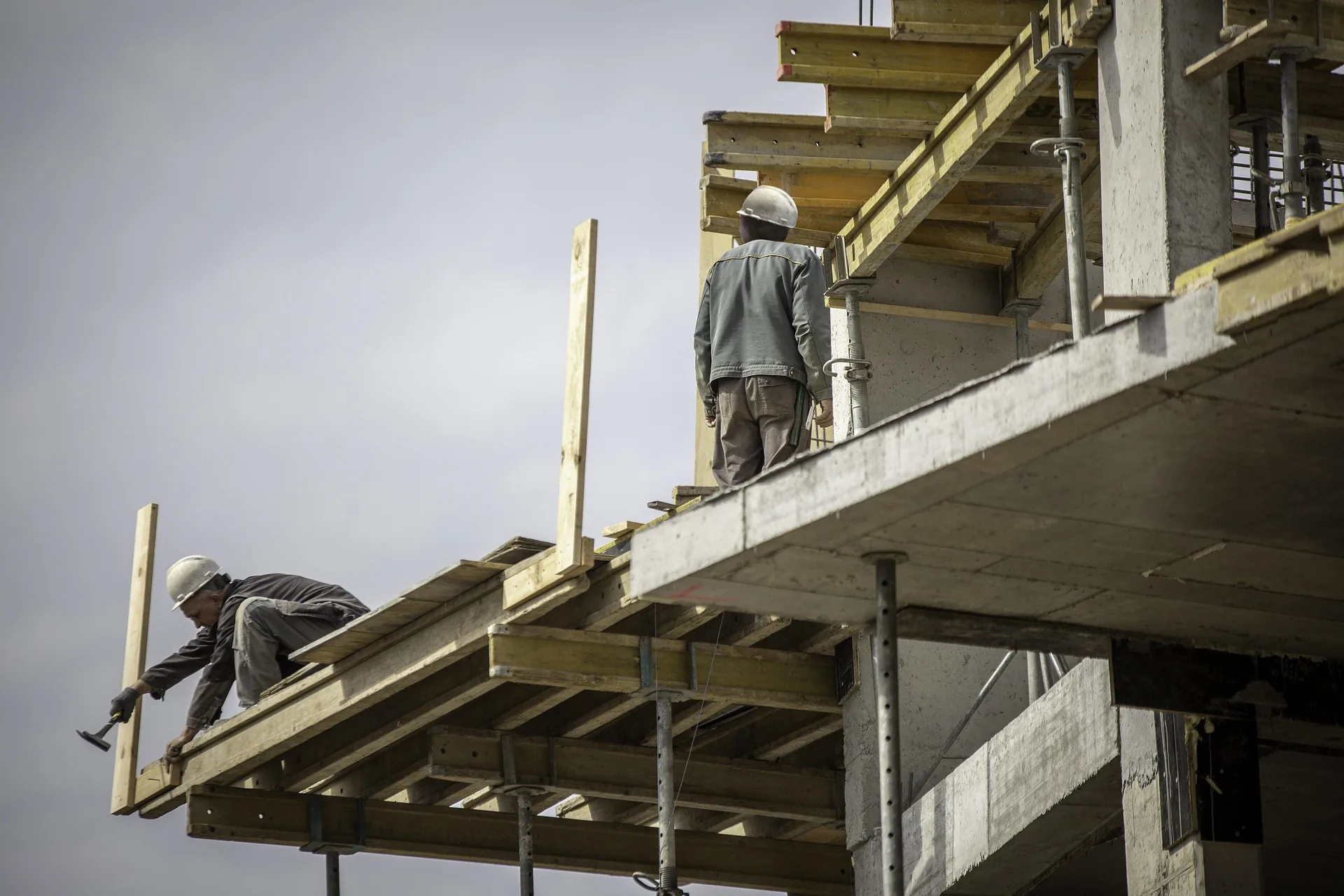 Artisan du bâtiment sur un chantier de gros œuvre