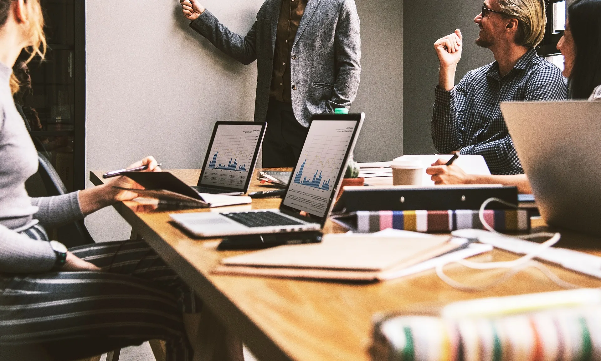 Équipe d’une petite entreprise en réunion dans ses bureaux